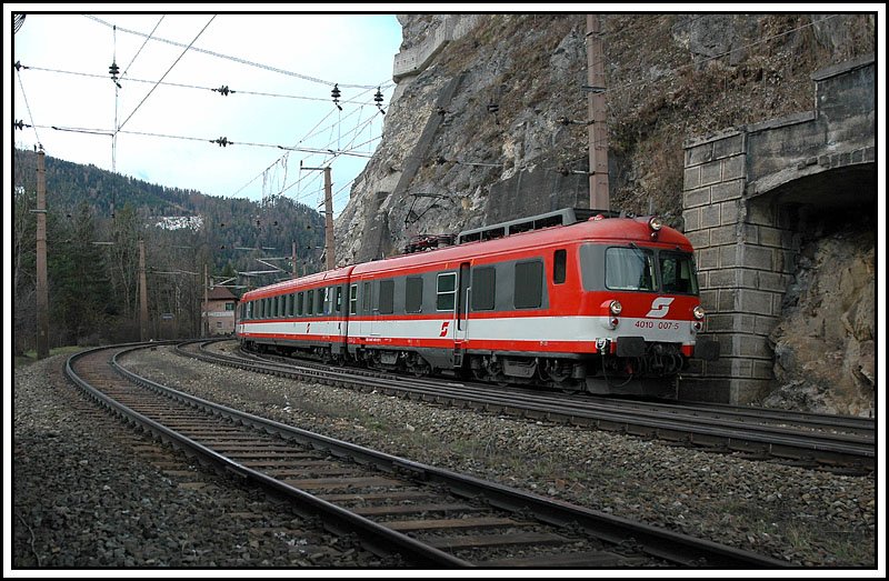 4010 007 (mit roten Ziffern!) als IC 552  Stadt Bruck a.d. Mur  von Graz nach Wien, am 2.4.2006 kurz vor der Durchfahrt in Breitenstein am Semmering.