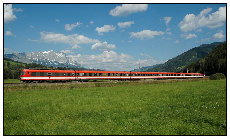4010 008 als IC 514 von Graz nach Salzburg, aufgenommen am 14.9.2007 n�chst Pruggern mit dem Grimming im Hintergrund.
