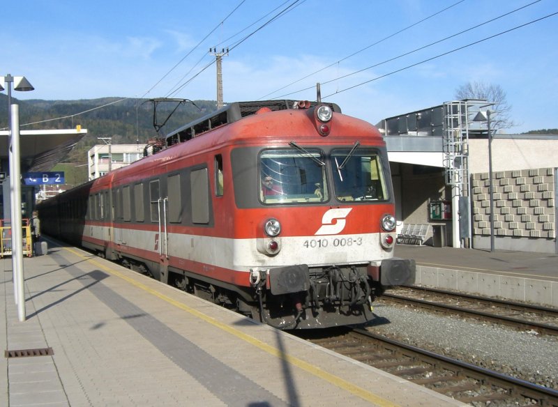 4010-008 bei der Einfahrt in Leoben am 19.10.2008 vor dem IC 518  Karl Bhm  in Richtung Salzburg