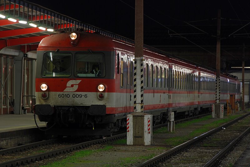 4010 009 mit Steuerwagen 6010 009 wartet am 23.12.2008 auf 4010 016 um gemeinsam als IC 15537 nach Villach den Weihnachtsverkehr zu entlasten.