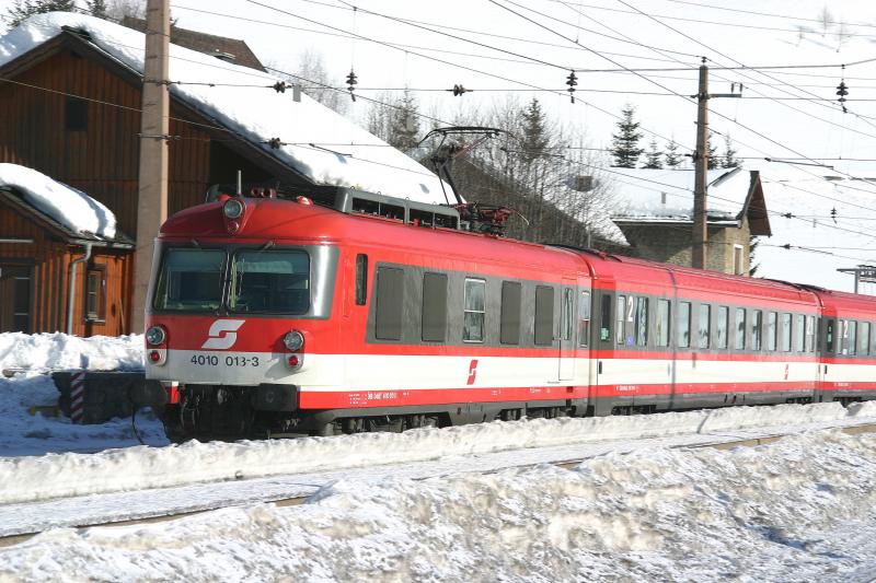 4010 013-3 als IC von Graz nach Wien, hier bei der Durchfahrt in Spital am Semmering. (5.2.2006)