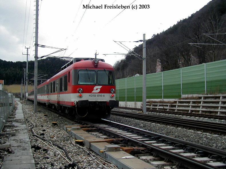 4010 016-6 am 03.Mrz 2003 bei der Ausfahrt aus dem Bahnhof Gloggnitz