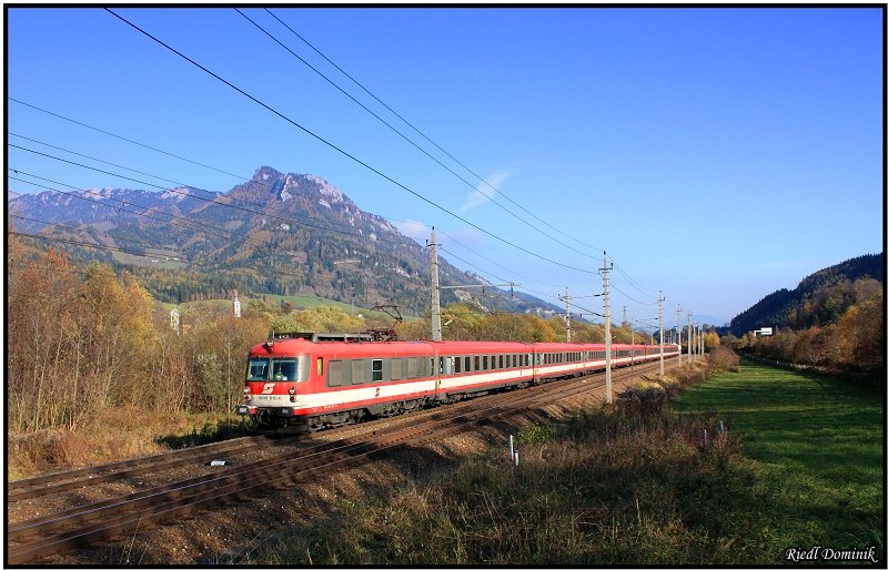 4010 016 als IC 518 bei der Durchfahrt im Bahnhof Mautern. 25.10.2008