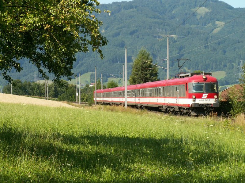4010 019 am 15.7.2007 als IC 500 unterwegs, auf dem Bild kurz vor Schlierbach