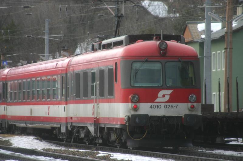 4010 025-7 als IC bei der Durchfahrt in Payerbach-Reichenau. (10.2.2006)