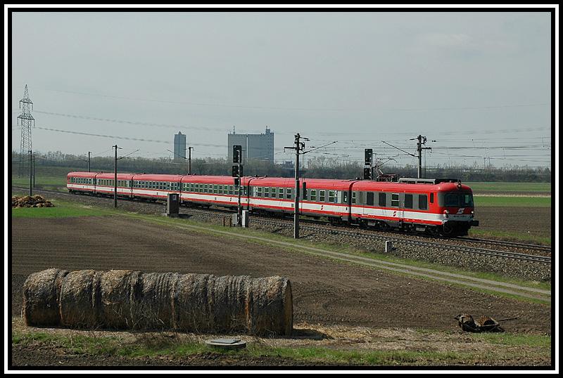 4010 028-1 als IC 552 „Stadt Bruck an der Mur“ von Graz auf dem Weg nach Wien-Sd umgeleitet ber die Pottendorfer Linie kurz vor der Durchfahrt in Wampersdorf am 15.4.2006