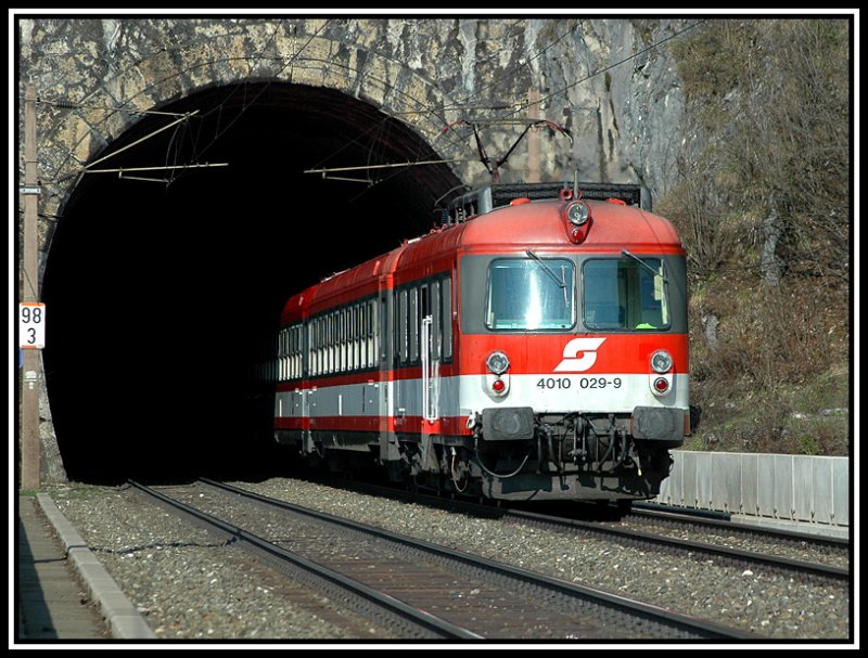 4010 029 als IC 550  Wiener Volkshochschulen  am 22.4.2006 bei der Ausfahrt aus dem 337 Meter langen Polleros Tunnel mit anschlie�ender Querung des Krauselklause Viaduktes kurz vor Breitenstein am Semmering.