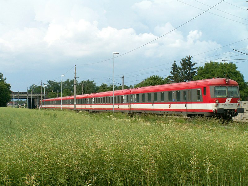 4010er Garnitur mit 6010 013 voraus als IC 601 von Linz-Graz, hier kurz nach Ansfelden (7.6.2008)