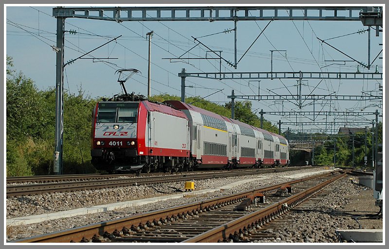 4011 (Bombardier 185.1) an der Spitze dieser Wendezuggarnitur kurz nach der Ausfahrt aus Luxemburg Stadt nach Athus, aufgenommen am 30.7.2006.