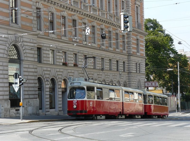 4011 mit 1411 Brsegasse 21-08-2008. Ganz links noch ein Schaufenster des Ladens der Firma Kleinbahn.