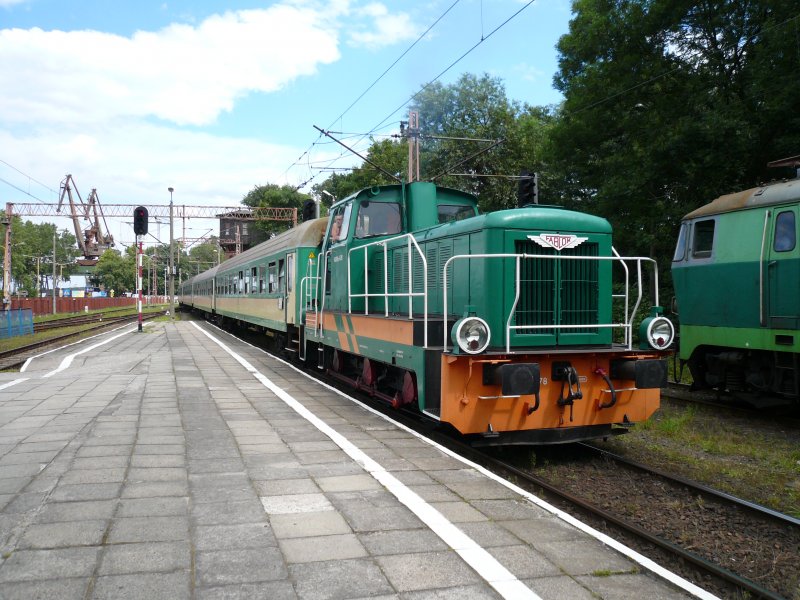 401Da schiebt einen Personenzug aufs Abstellgleis. Aufgenommen am 24.7.2007 in Swinemnde.