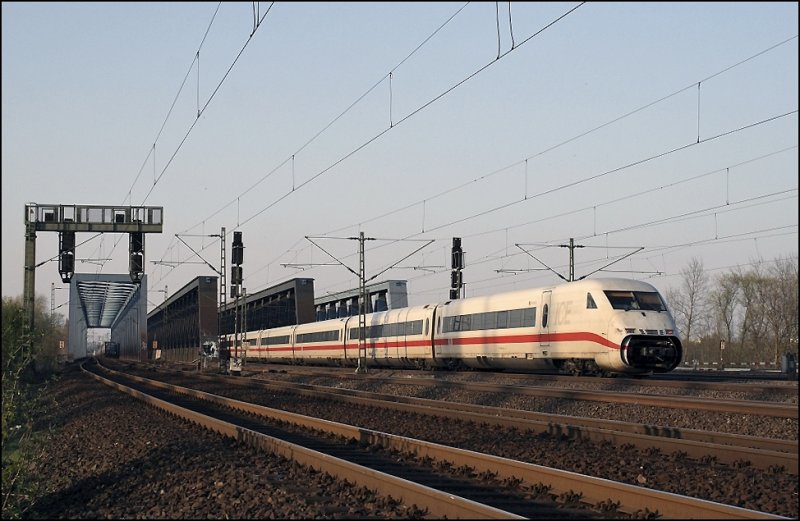 402 004  Bielefeld  ist als ICE 586, Mnchen Hbf - Hamburg-Altona, unterwegs und passiert die Sderelbbrcken. (10.04.2009)
