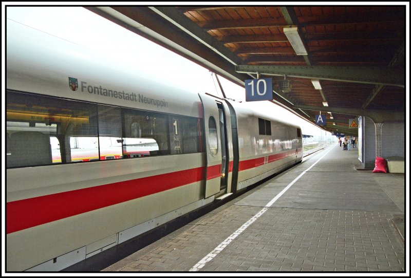 402 010  Fontanestadt Neuruppin  wartet am 13.04.2007 in Hamm (Westf) auf die Weiterfahrt Richtung Kln/Bonn Flughafen.
