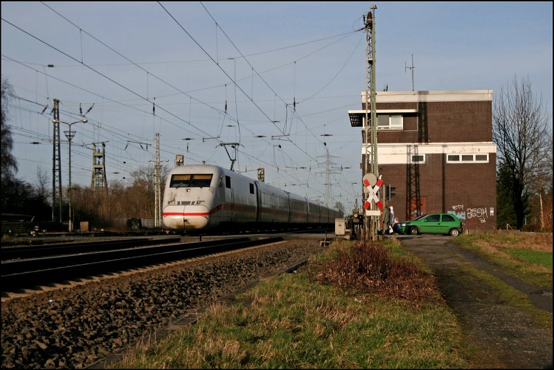 402 011 fhrt am Abend des 03.02.2008 als ICE940 von Berlin Ostbahnhof nach Kln Hauptbahnhof und passiert dabei den Vorort Dortmund-Derne.