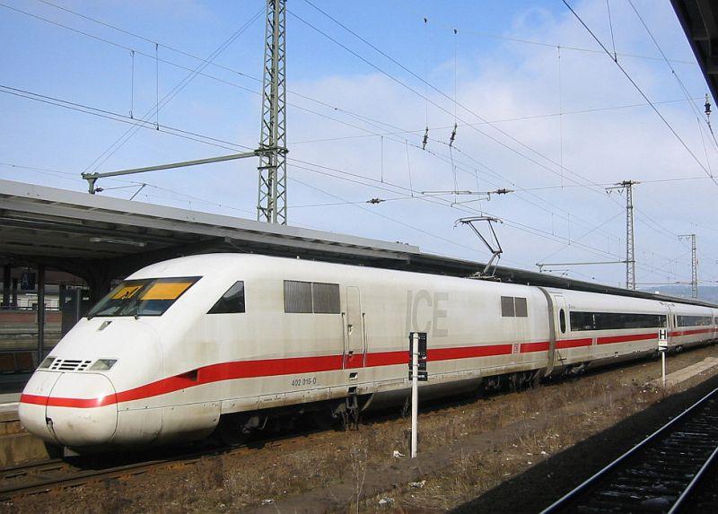 402 016 am 07.03.2005 im Bahnhof von Gttingen. Der Zug wird einige Minuten nach der Aufnahme in Richtung Bremen abfahren.
