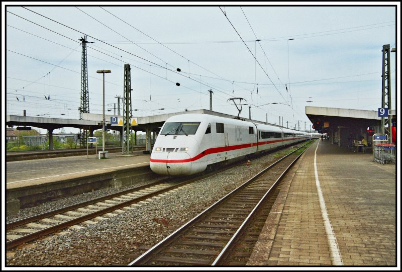 402 020  Meiningen  und 402 003  Cottbus/Chśebuz  stehen als ICE640/650 im Bahnhof Hamm (Westf). Der 402 020  Meiningen  wird als ICE650 ber Hagen nach Bonn Hbf fahren, wrend 402 003  Cottbus/Chśebuz  als ICE640 weiter nach Kln/Bonn Flughafen fhrt.