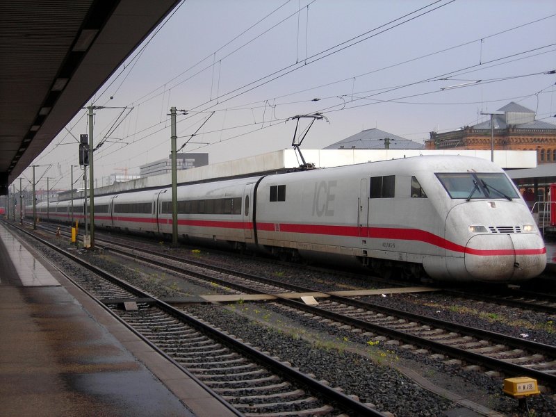 402 045 mit einer 401er-Garnitur in Hannover HBF.