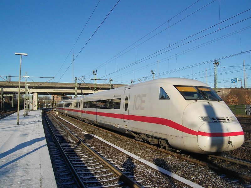 402  Saalfeld (Saale)  bei der Ausfahrt als ICE 587 Hamburg-Altona - Mnchen Hbf am 2.01.09 in Hamburg-Harburg.