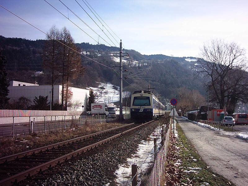 4020 110-5 als Regionalzug von Lindau nach Bludenz am 3.2.04 kurz nach Lochau-H�rbranz