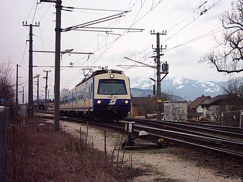 4020 112 fhrt am 9.4.04 als Regionalzug von Bludenz nach Bregenz gerade aus Hohenems aus.