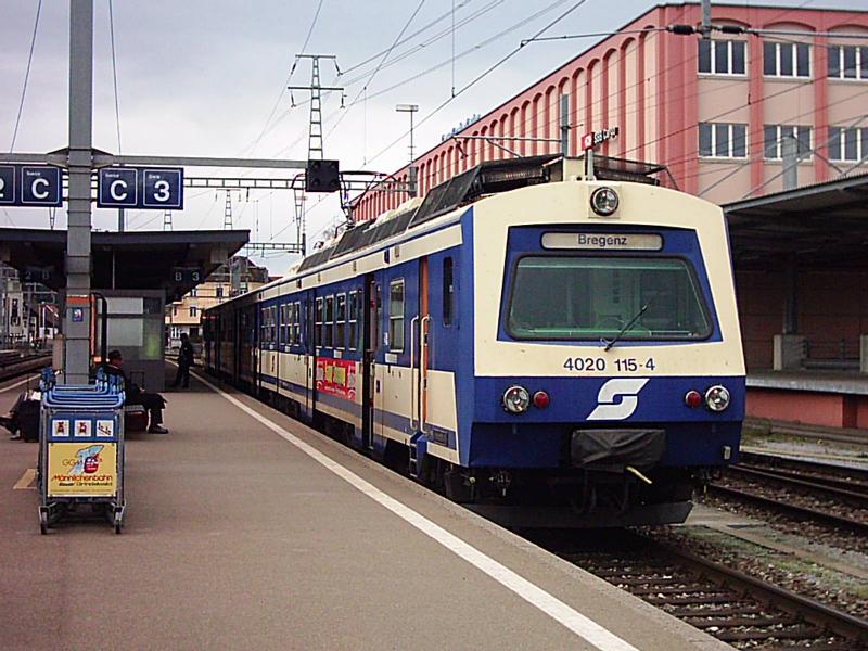 4020 115 wartet am 4.4.04 auf das  Fahrt frei Signal  in St. Margrethen.