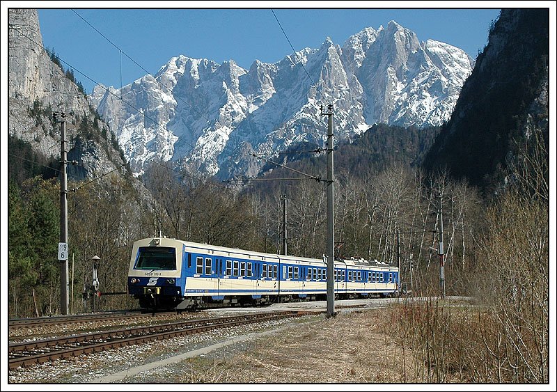 4020 119 bei der Durchfahrt als R 3682 durch den ehemaligen Bahnhof Ges�use Eingang am 5.4.2007.