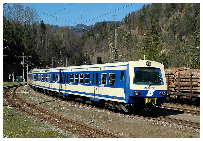 4020 119 (neben 4020 120 der letzte 4020er im Altlack) als R 3682 von Kleinreifling  nach Liezen, am 5.4.2007 bei der Einfahrt in Gro�reifling.