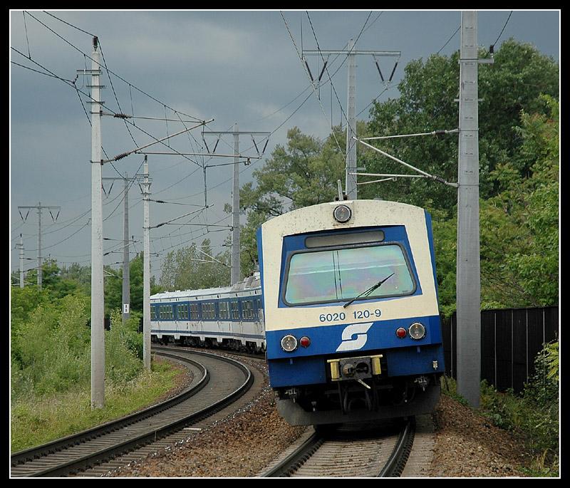 4020 120 mit Steuerwagen 6020 120 voraus als Regio S-Bahn von Wiener Neustadt kommend ber Wien Floridsdorf nach Wien Sd-Ostseite bei der Durchfahrt der Haltestelle Lobau am 4.6.2006