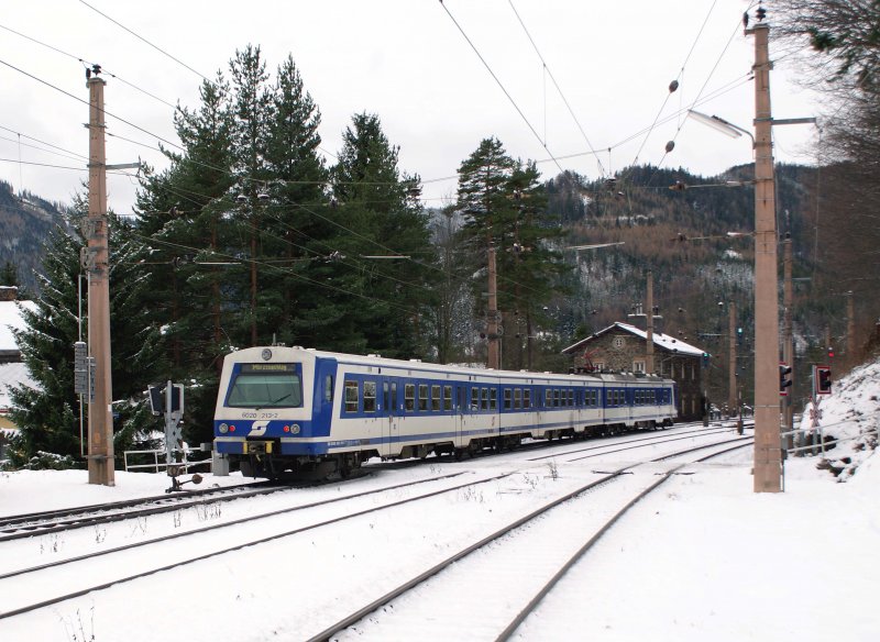4020 213 als R2953 nach Mrzzuschlag bei der Ausfahrt aus Breitenstein, 20.12.2008.