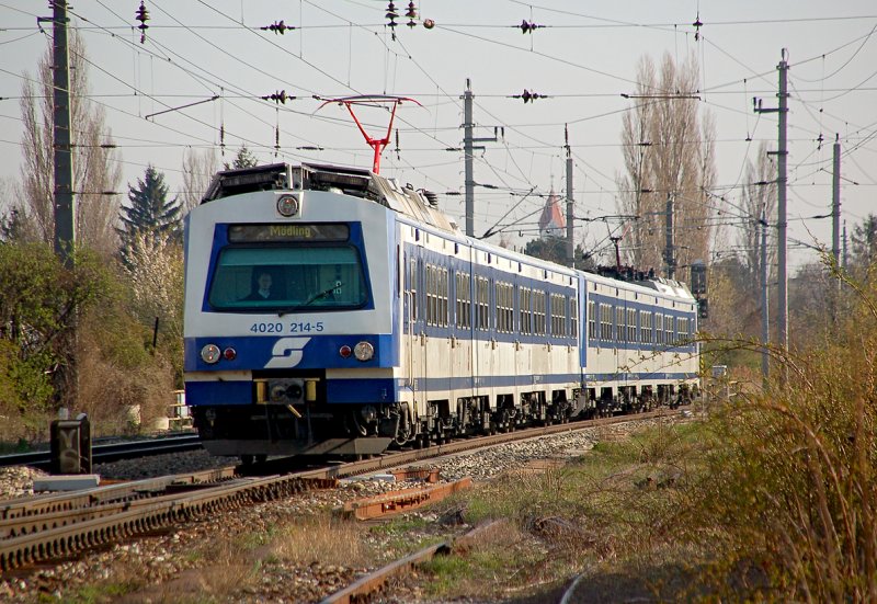 4020 214 ist als S 9 von Gnserndorf nach Mdling unterwegs. Das Foto entstand kurz vor der Haltestelle Wien Atzgersdorf am 06.04.2008.