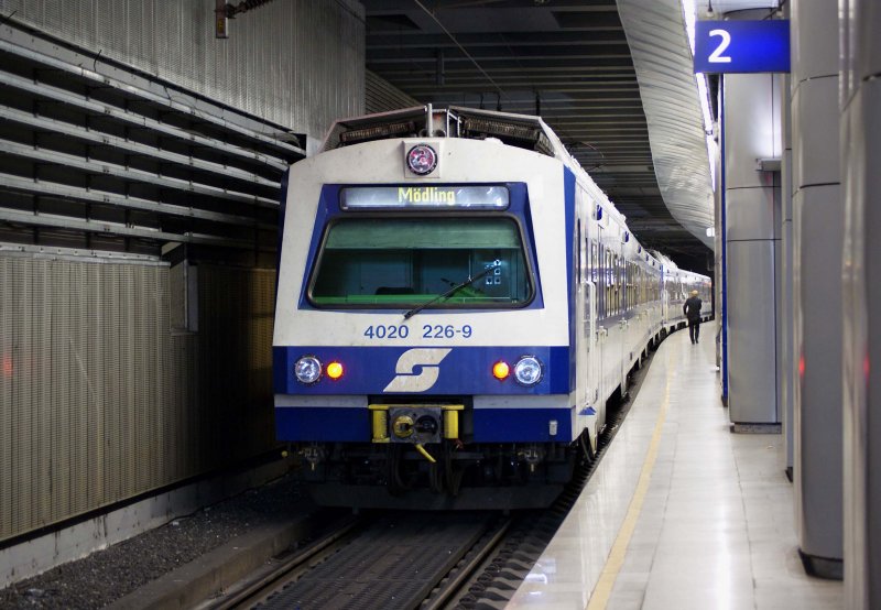 4020 226 am 16.06.2009 als S-Bahn nach M�dling, bei der Abfahrt aus der Haltestelle Wien Rennweg.