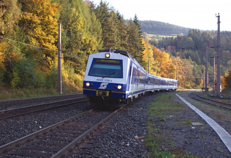 4020 230 fhrt am 10.10.2008 als R2957 (Payerbach/Reichenau - Mrzzuschlag) in Breitenstein ein.