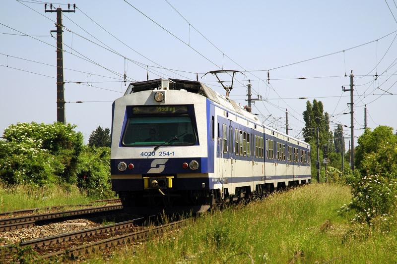 4020 254 kurz vor der Einfahrt in den S-Bahn Stadtion Wien Atzgersdorf-Mauer am 28.5.2005
