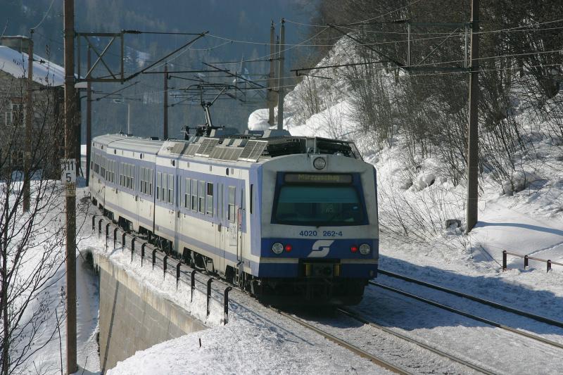 4020 262-4 als Regionalzug von Payerbach-Reichenau nach M�rzzuschlag bei Spital am Semmering. (5.2.2006)