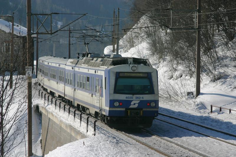 4020 262-4 als Regionalzug von Payerbach-Reichenau nach Mrzzuschlag bei Spital am Semmering. (5.2.2006)