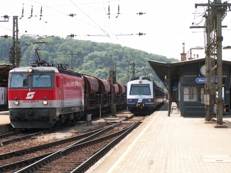 4020 275-6 auf Gleis 4 und Gterzug mit 1044 005-5 bei der Durchfahrt auf Gleis 5 in Wien Htteldorf am 23.5.2007