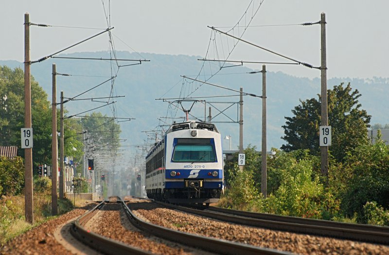 4020 278 hat mit S-Bahnzug 22592 die Haltestelle Leobendorf-Burg Kreuzenstein verlassen. Die Aufnahme entstand am 28.09.2009.