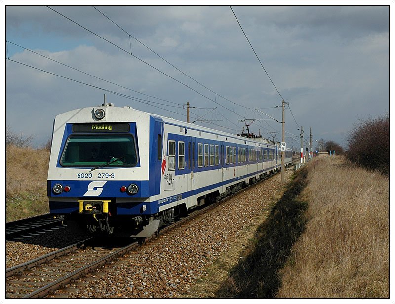 4020 279 mit Steuerwagen 6020 279 voraus als S 9 unterwegs von G�nserndorf nach M�dling bei der Ausfahrt aus der Haltestelle Helmahof.