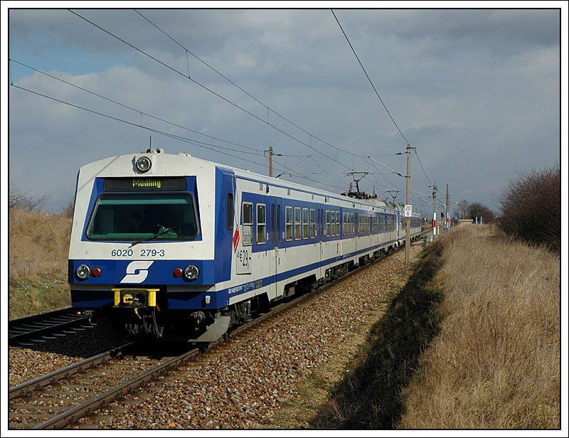 4020 279 mit Steuerwagen 6020 279 voraus als S 9 unterwegs von Gnserndorf nach Mdling bei der Ausfahrt aus der Haltestelle Helmahof.