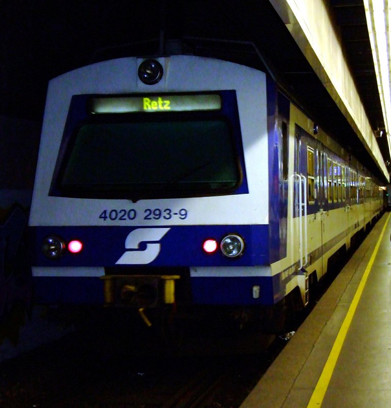 4020 293 mit S-Bahn nach Retz am 31.5.2007 in der Station Wien Mitte.