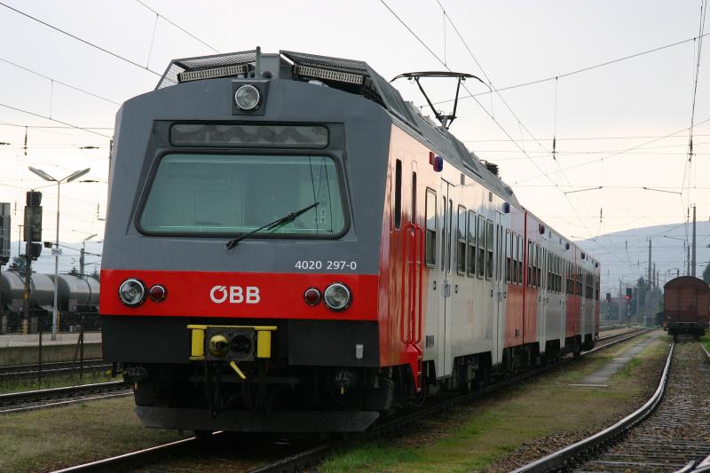 4020 297-0 wartet im Bahnhof Tulln auf seinen nchsten Einsatz. (17.4.2006)