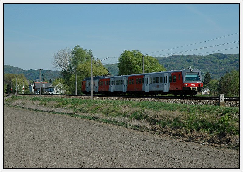 4020 297 mit Steuerwagen 6020 297 voraus als RSB 40 von Wien Franz Josefs Bahnhof nach Herzogenburg am 16.4.2007 kurz nach Muckendorf.