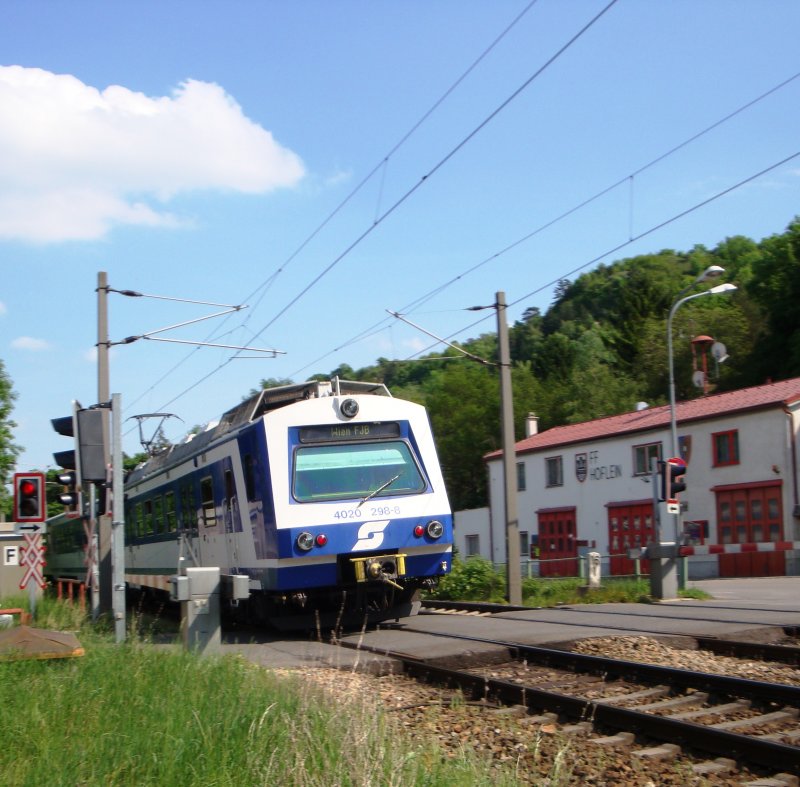 4020 298-8 ist als S40 nach Wien FJB unterwegs. Aufgenommen in Hflein an der Donau, 9.5.09.