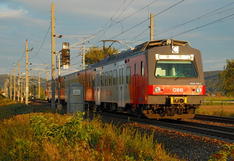 4020 300 als Schnellbahnzug von Herzogenburg nach Wien Franz Josefs Bahnhof. Das Foto enstand am 01.10.2008 zwischen Langenlebarn und Muckendorf.
