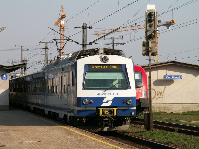 4020 301-0 nach Krems/Donau auf Bahnsteig 4 in Wien Htteldorf zur Abfahrt bereitgestellt, 27.3.2007