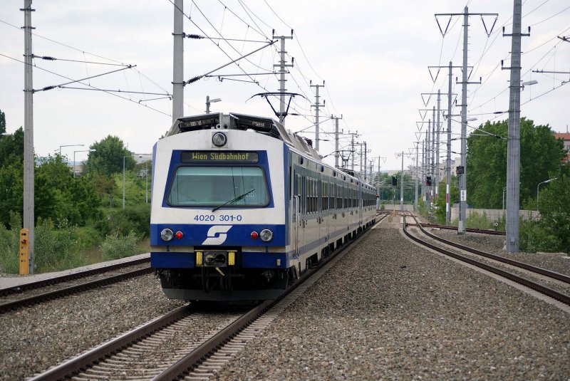 4020 301 und 4020 261 fahren als Regio-S-Bahn S8 vom Flughafen Wien(VIE) nach Wien Sdbahnhof(Ost). Wien Zentralfriedhof,05.05.2009 