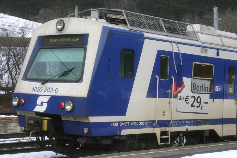 4020 303-6 als Regionalzug im Bahnhof Payerbach-Reichenau. (10.2.2006)