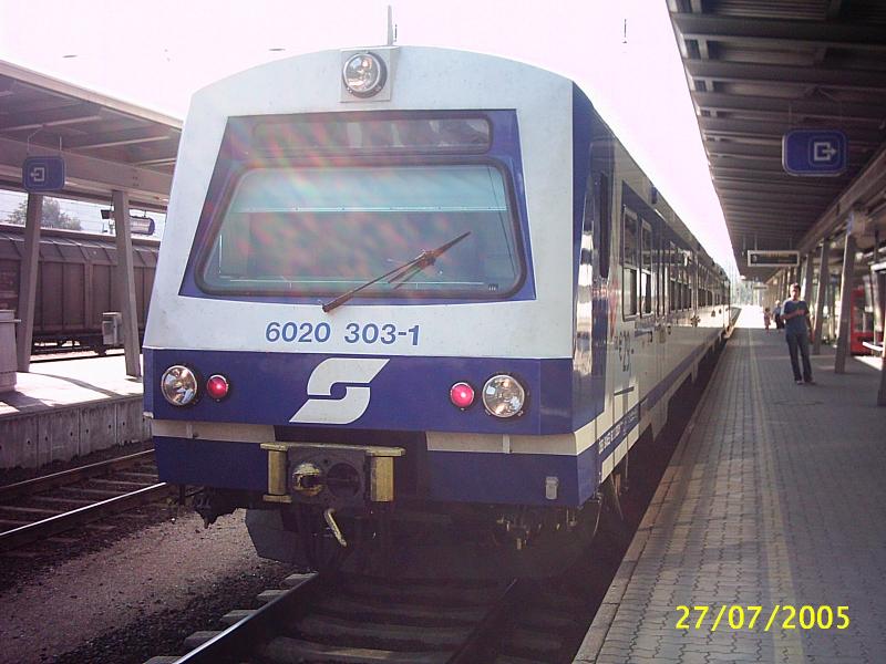 4020 303 fhrt als Eilzug von Bregenz nach BLudenz in Bludenz am 27.7.2005 ein.