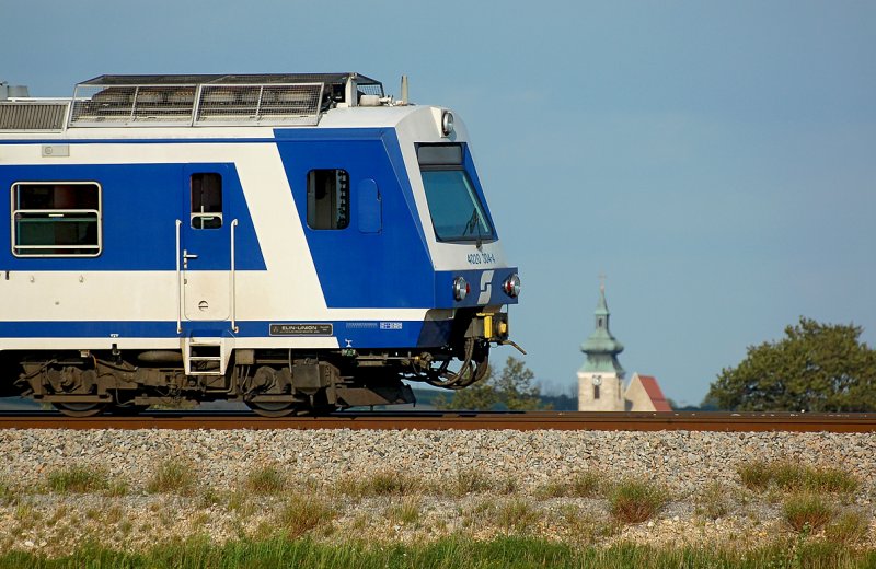 4020 304 unterwegs im Weinviertel kurz vor Obersdorf, dahinter die malerische Kirche von Pillichsdorf. Das Foto ist am 05.08.2008 entstanden.