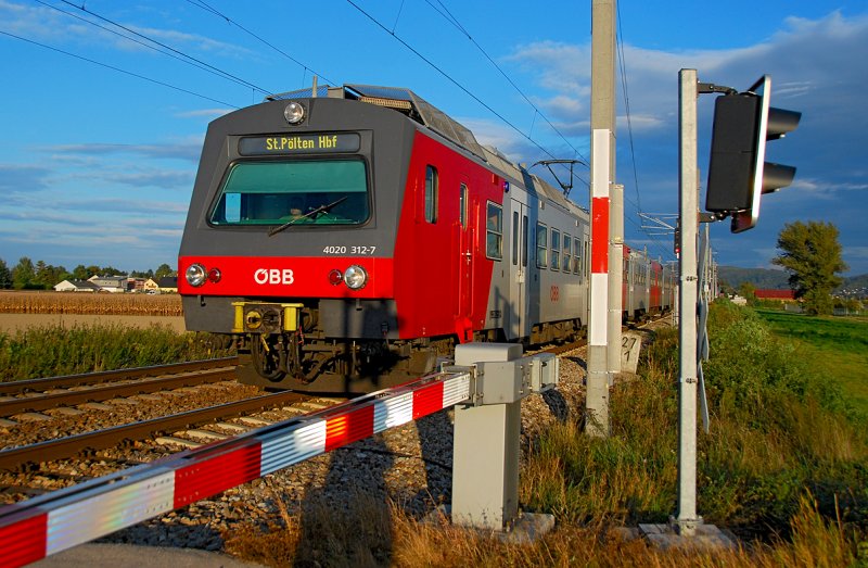 4020 312 als Schnellbahnzug 21048 nach St. Poelten Hbf. Das Foto ist am 01.10.2008 kurz vor Langenlebarn an der Franz Josefs Bahn entstanden.